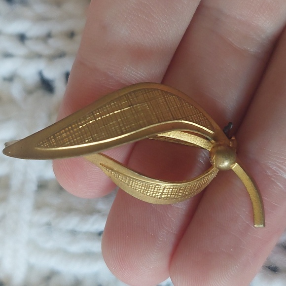 Vintage MCM gold tone leaf brooch - Picture 3 of 5